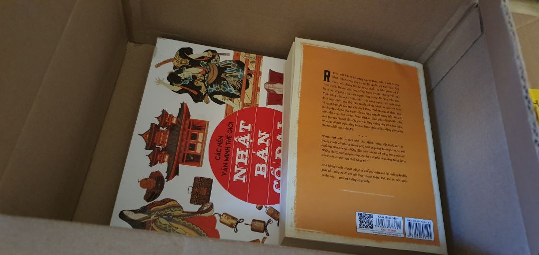 Bìa sách bị trầy  và dơ. Đóng gói không chắc chắn. Nội dung hay, màu sắc đẹp. Sách phù hợp với trẻ em lẫn người lớn.