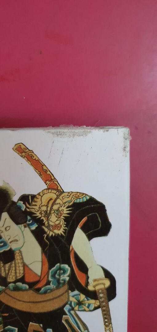 Bìa sách bị trầy  và dơ. Đóng gói không chắc chắn. Nội dung hay, màu sắc đẹp. Sách phù hợp với trẻ em lẫn người lớn.