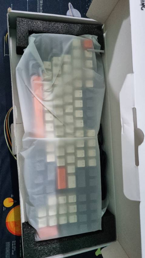 Bàn phím gõ êm, vì size nhỏ gọn nên các phím mũi tên hơi gần các phím khác. 10 chế độ LED chủ yếu là chế độ chuyển động. Kết nối USB type A to C nên tiện tháo rời và di chuyển. Bàn phím gõ êm, vì size nhỏ gọn nên các phím mũi tên hơi gần các phím khác. 10 chế độ LED chủ yếu là chế độ chuyển động. Kết nối USB type A to C nên tiện tháo rời và di chuyển.