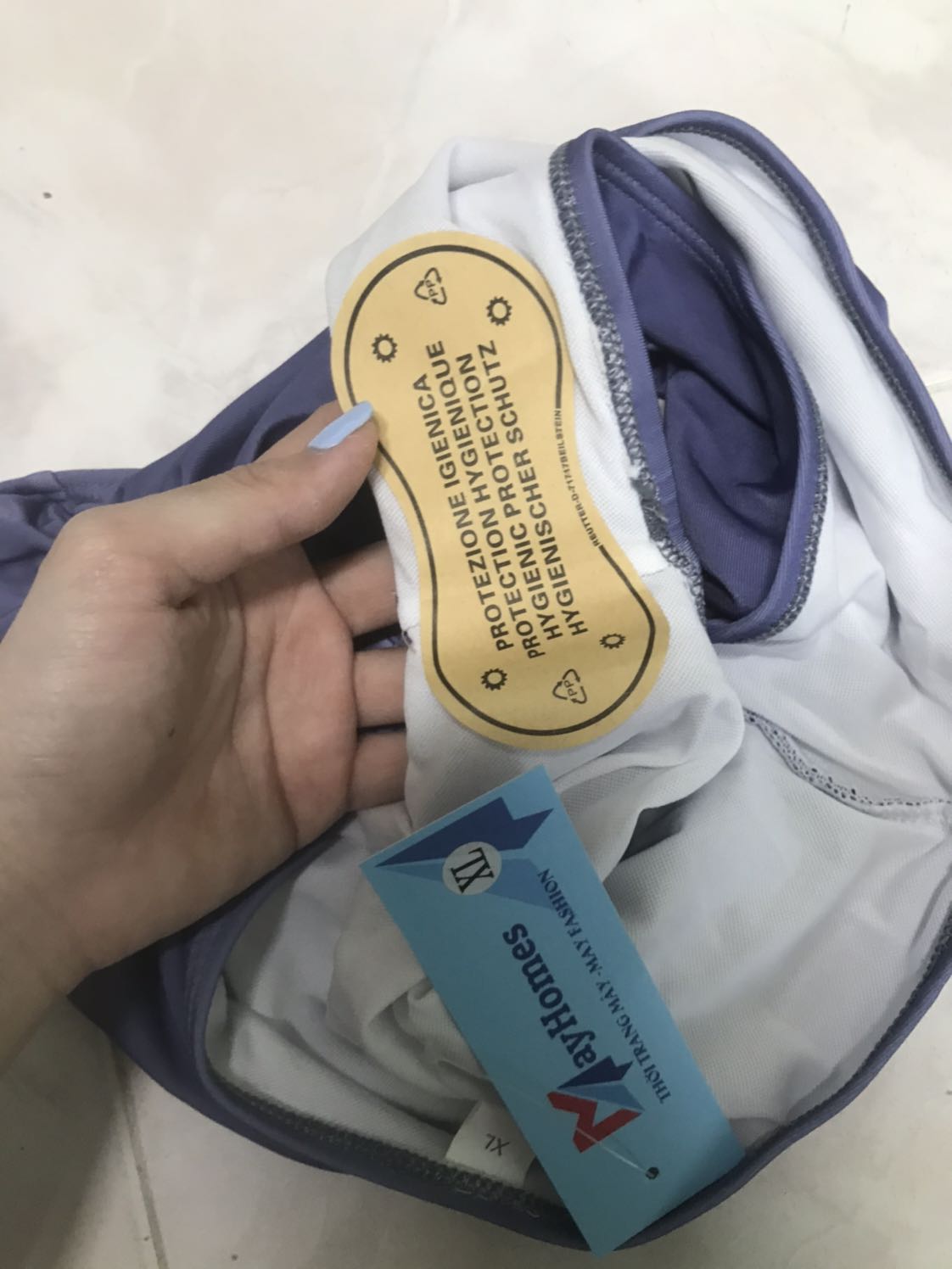 Shop bán đồ bơi xịn đẹp lắm nha, chim ưng thật sự. Đóng gói cẩn thận, Đồ bơi đựng trong túi , có mút và miếng dán bảo vệ ở đáy quàn nữa. Mình m6 55kg nên shop tư vấn mặc XL vừa in 😍🥰😘