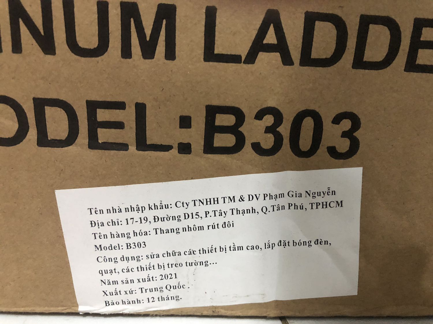 Thang khá nặng, khớp mở khá cứng. Nét sơn lem nhem nhìn như được sơn lại. Thông tin chịu tải trên web là 300kg, thực tế trên sản phẩm ghi chỉ 150kg!