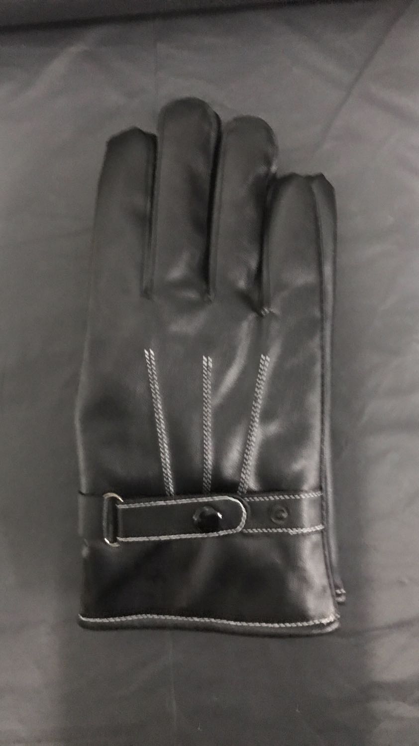 Găng tay da ấm áp. Mua về đúng đợt rét đầu mùa dùng thích ghê. Đi mưa khá ổn không sao cả. Lớp lông bên trong làm găng tay mềm mại dễ chịu. Da co giãn tốt đeo cũng rất thoải mái nữa ý. Sản phẩm tốt đánh giá 5 sao. Cảm ơn shop và tiki