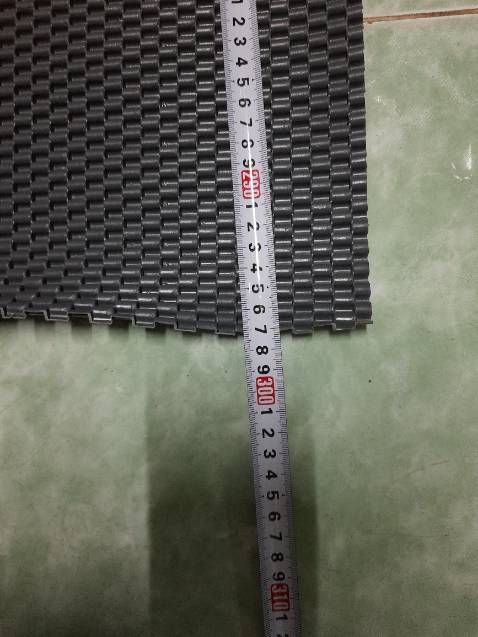 Cao su không mùi , giẩm chân lên khá êm và chống trượt . Không hài lòng điều duy nhất là bán thiếu ghi trên trang là 3.2 x 0.6 m nhưng mua về đo lại còn có 2.97 x 0.6 m