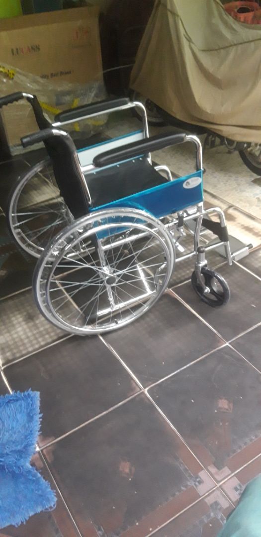 trên hình xe có 2 thanh chéo, khi giao hàng thì xe chỉ có 1 chéo