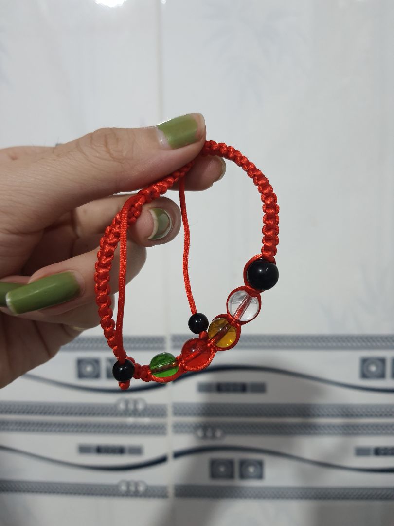 Vòng tay xinh. Được tặng thêm 1 dây buộc tóc cũng xinh nữa. Thanks Shop nhé.