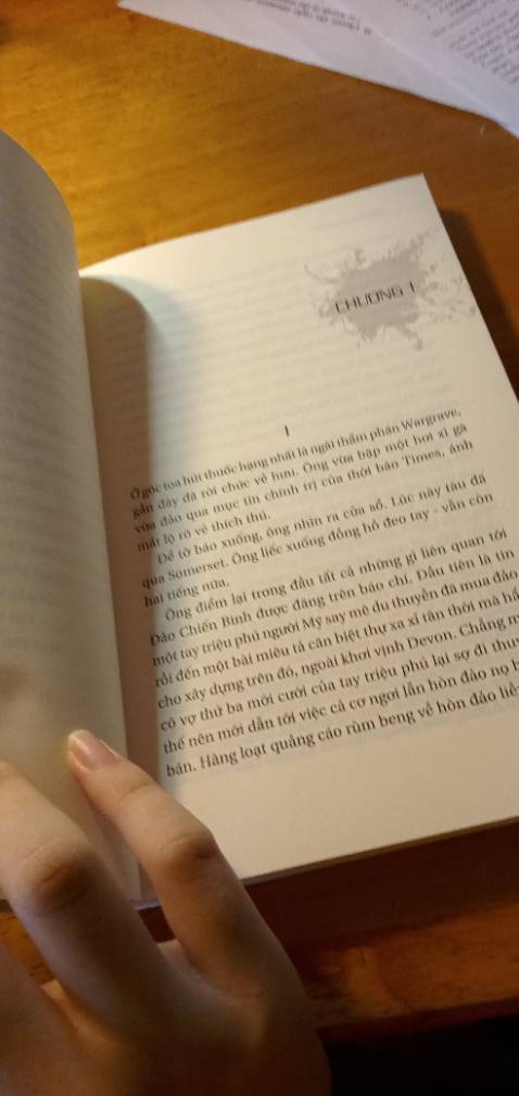 Bề ngoài sách đẹp quá trời luôn á, sách mới nguyên seal không móp méo hay bị lỗi gì cả. Nội dung sách thì khỏi phải bàn rồi. Ai fan trinh thám thì mình recommend mua nha....