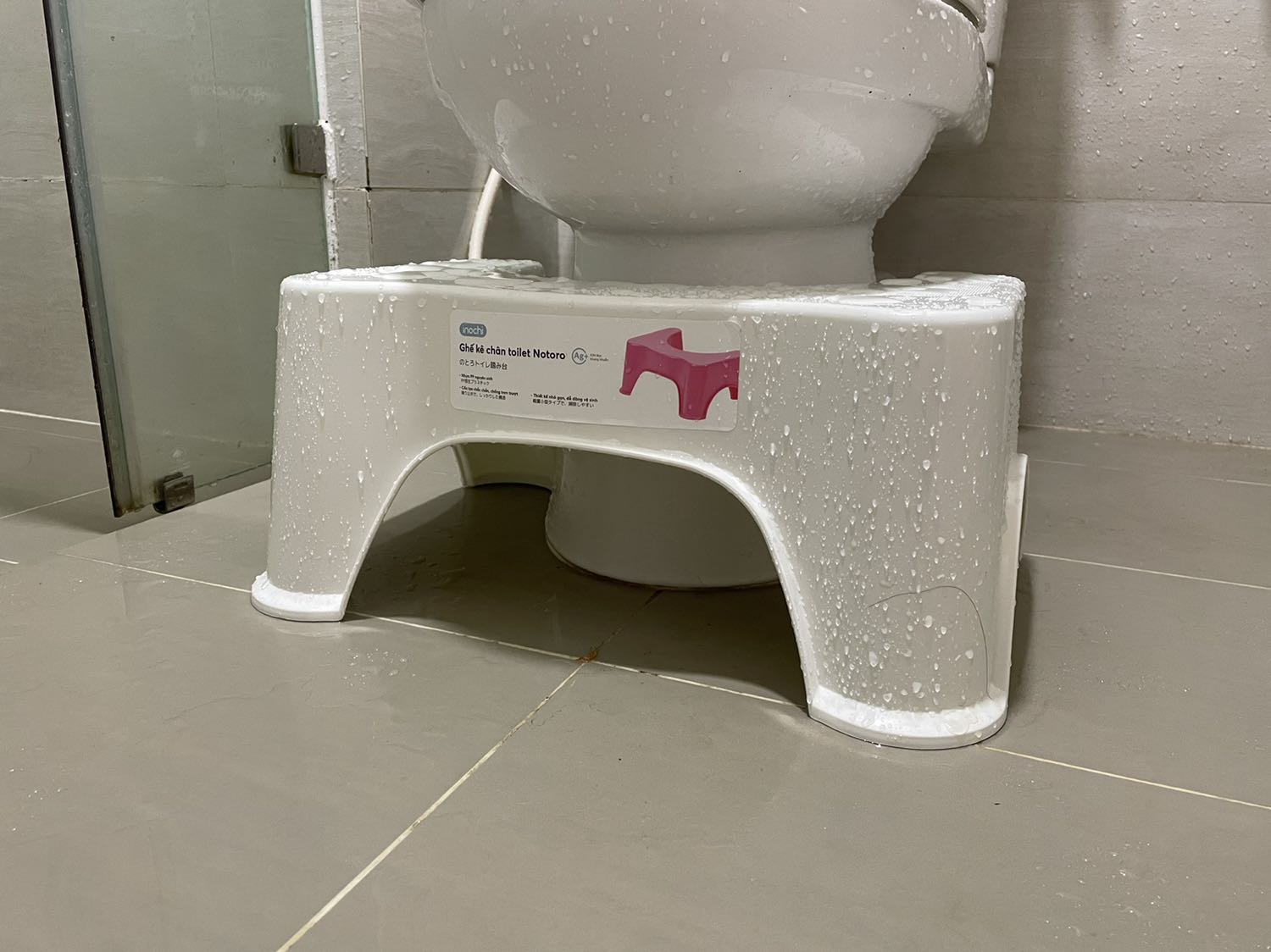 Chất liệu nhựa tốt, hoàn thiện không chi tiết thừa. Thiết kế chắc chắn chịu được trọng lượng người lớn đến 80kg. Ngoài chức năng nâng chân thì rất tiện dụng nếu nhà có bé nhỏ, bé có thể tự bước lên bục và ngồi vững.