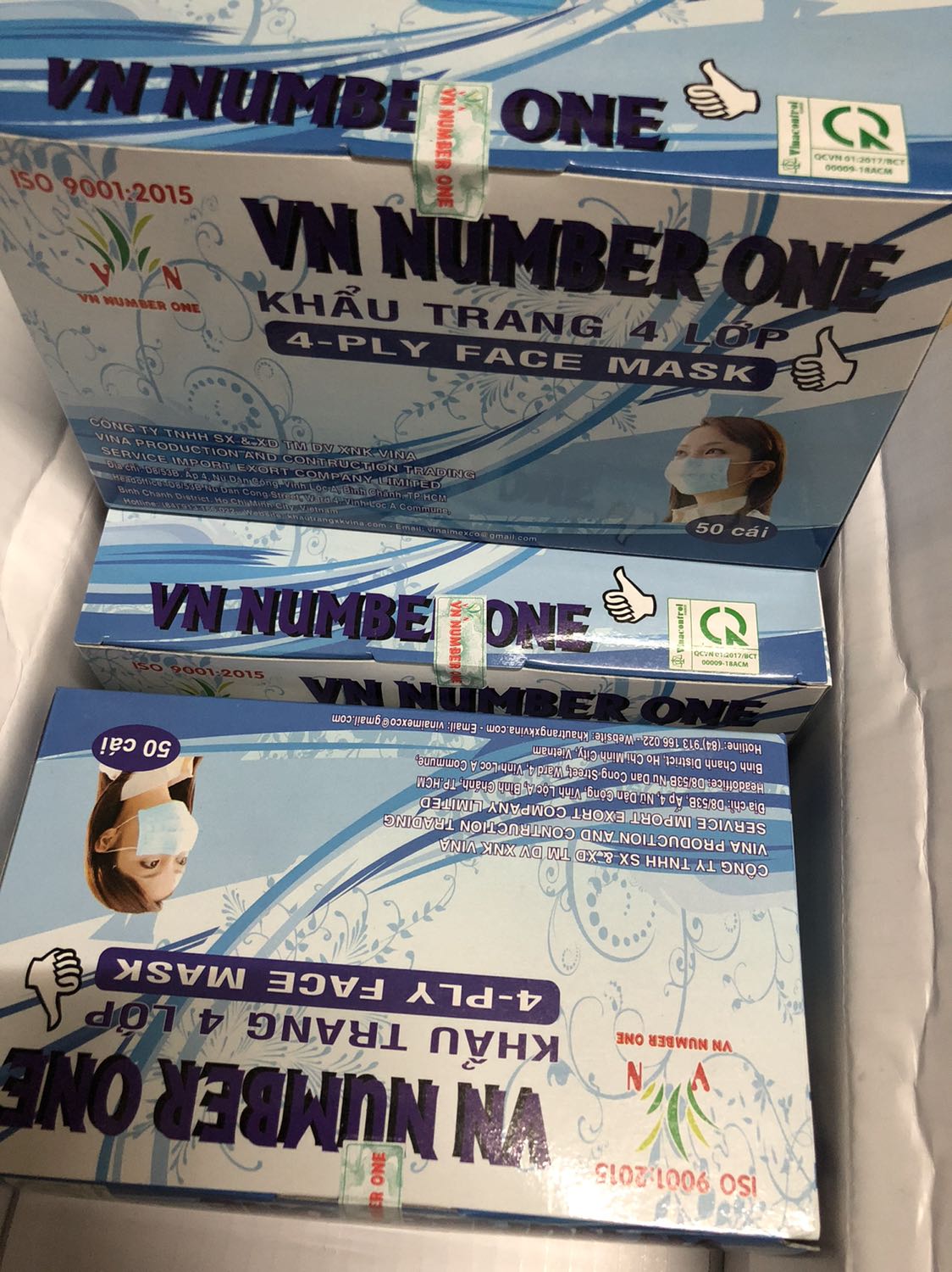 Mua onl rẻ hơn các tiệm bên ngoài
Được mã giảm 30k nên mình mua hẳn 3 hộp dùng dần
Tem niêm phong có vẻ kém chất lượng, bị cong mép, dán có vẻ không chắc chắn
Khẩu trang có in dập nổi logo của brand
Tuy là 4 lớp nhưng thấy mỏng hơn nhiều so với khẩu trang mua ở tiệm. Mình cắt ra kiểm tra thì vẫn 4 lớp nhé.
Tuy mỏng nhưng khả năng chống bụi chống mùi tốt. Lỡ đi ngang xe rác không thấy hôi.