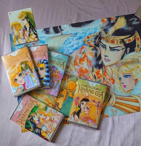 Tiki gói hàng rất kỹ, đặc biệt poster được cuộn vào trong 1 ống carton siêu dày. Các bạn nên mua trên Tiki thay vì nạp tiền cho tụi đầu cơ, bộ này mấy shop gom hàng bán giá gấp 3-4 lần, chưa kể còn tách postcard vốn dĩ có sẵn trong tập 1 để bán hơn 100k/cái.