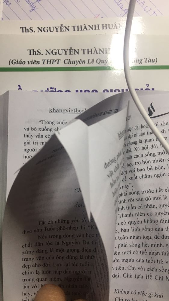 Sp đc tặng kèm bao lì xì ạ nhưng sách hơi bị lỗi ạ