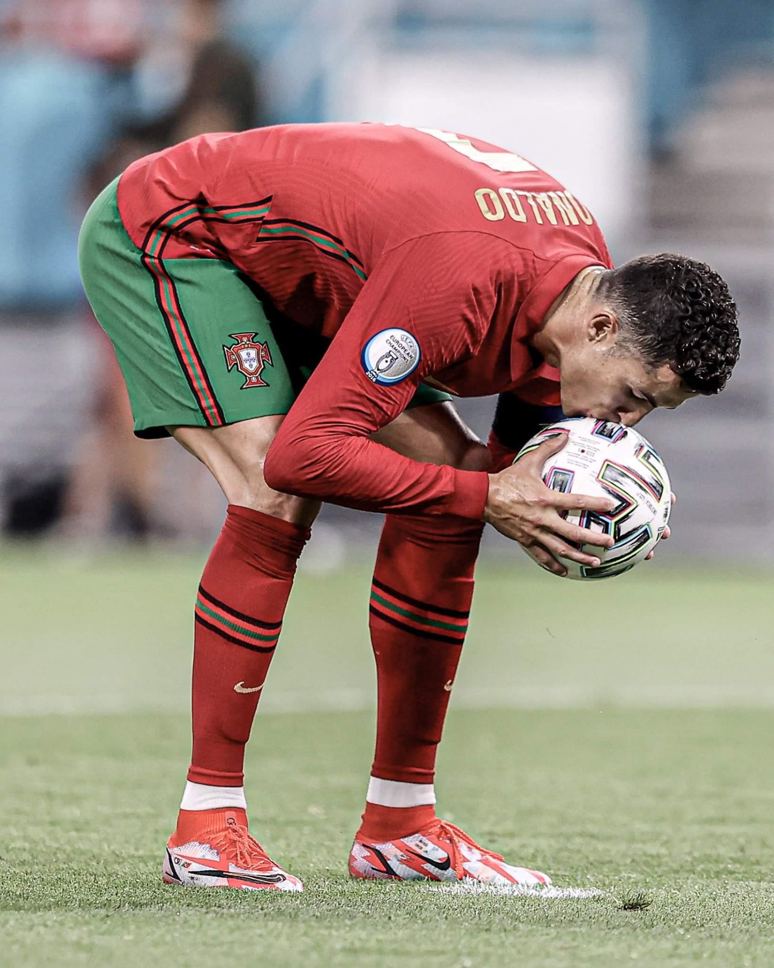 Cá nhân mình nghĩ cuốn sách này khá dài dòng. Nó hoàn toàn có thể tóm gọn trong 2 câu. "Hiểu rõ chân dung khách hàng của bạn" và "quảng cáo chỉ hiệu quả khi tiếp cận đúng khách hàng mục tiêu". Các ví dụ mình hoạ, tác giá nói quá nhiều ( có thể 100%) về quá trình xây dựng phễu cho việc bán khoá học, bán sách của tác giả. Nhưng đa phần chúng ta thì bán sản phẩm, hàng hoá,..nên cá nhân mình thấy đọc cũng được, nhưng không đọc cũng không sao. Vì cơ bản những người kinh doanh online, cách làm của tác giả không có đặc sắc và khả năng thực thi khá khó nếu áp dụng cho sản phẩm của chúng ta.