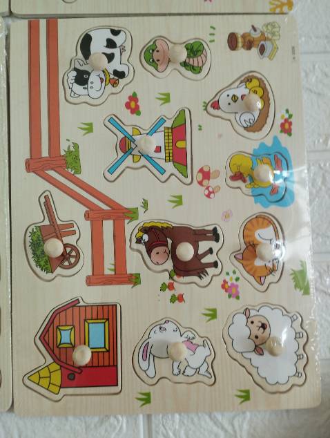 Đầu tiên khen shop là giao chuẩn hình, cái này m rất thích vì m đã thích các mẫu này rồi, chất luợng gỗ ổn, các miếng ghép đc mài mịn, chơi ko lo rằm vào tay con. Trò này cho mấy tấm xong rủ mấy bé nhà hàng xóm chơi cùng con thì ng lớn khỏi cần trông. Mình thấy rất hữu ích luôn ý. Giá cả phù hợp. Tặng shop 5 sao