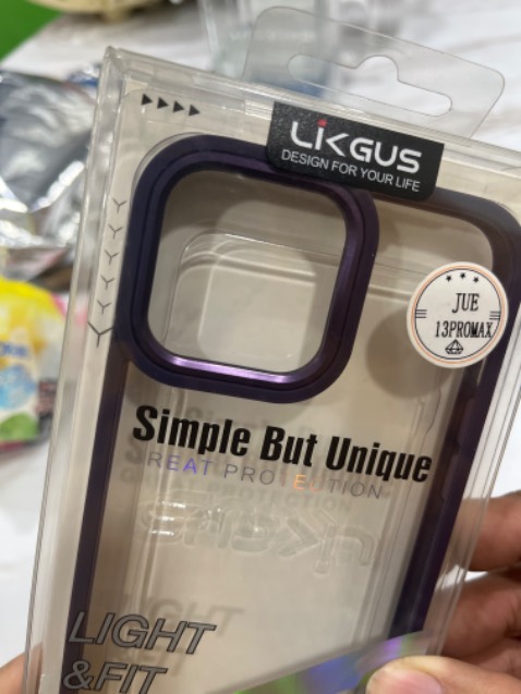 Sản phẩm có 2 màu, đen và xanh dương. Tuy nhiên, shop lại giao cho mình màu này. Các bạn xem hình nó là màu gì. Có giống *** mình không!