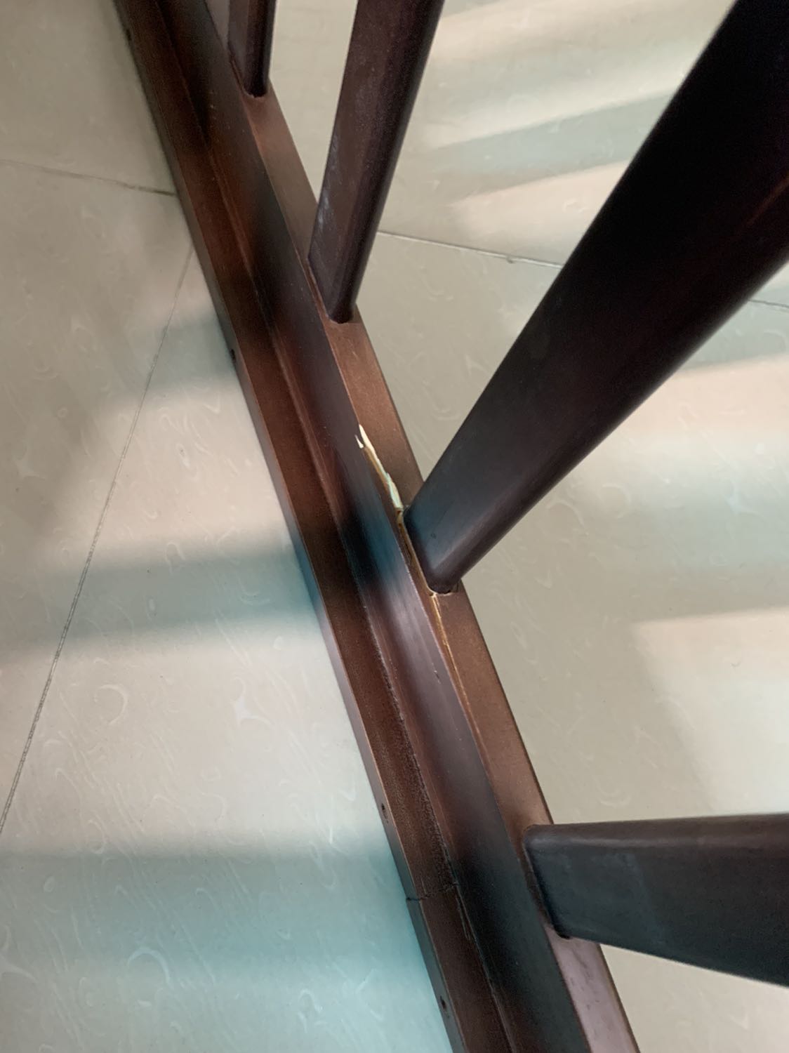 Chất lượng gỗ xấu, vận chuyển không cẩn thận nên có thanh chắn bị gẫy, rát giường dễ gãy. Nhắn shop xin video cách lắp nhưng ko thấy shop trả lời