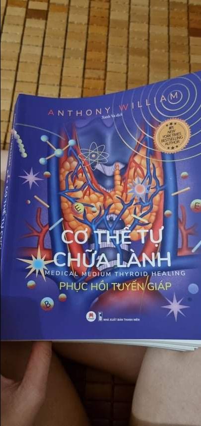 mình 28 tuổi, đã cắt bỏ hết tuyến giáp do ung thư, mình ko nghĩ mình nên quan tâm đến cái gọi là tuyến giáp nữa, nhưng mình đã nhầm, đây quả là quyển sách cần thiết với mình. Cả những ai muốn phòng bệnh về tuyến giáp nữa ạ. Hãy siêu âm tuyến giáp mỗi năm, đừng để như mình lần đầu tiên trong 28 năm cuộc đời siêu âm tuyến giáp và biết bản thân phải cắt bỏ nó. chúc các bạn luôn khỏe mạnh