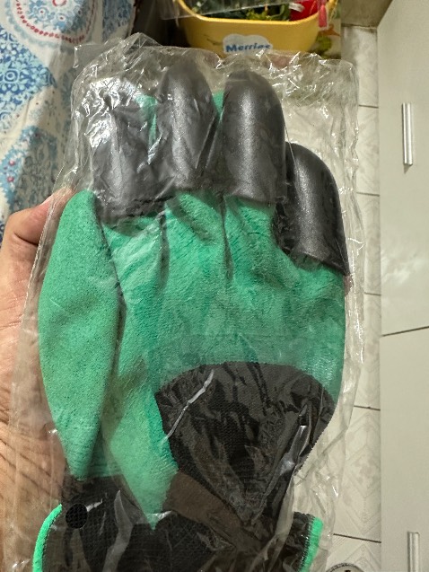 Găng tay hơi mỏng, phần vuốt hơi dầy, hơi khó cào đất. Tạm ổn trong tầm giá