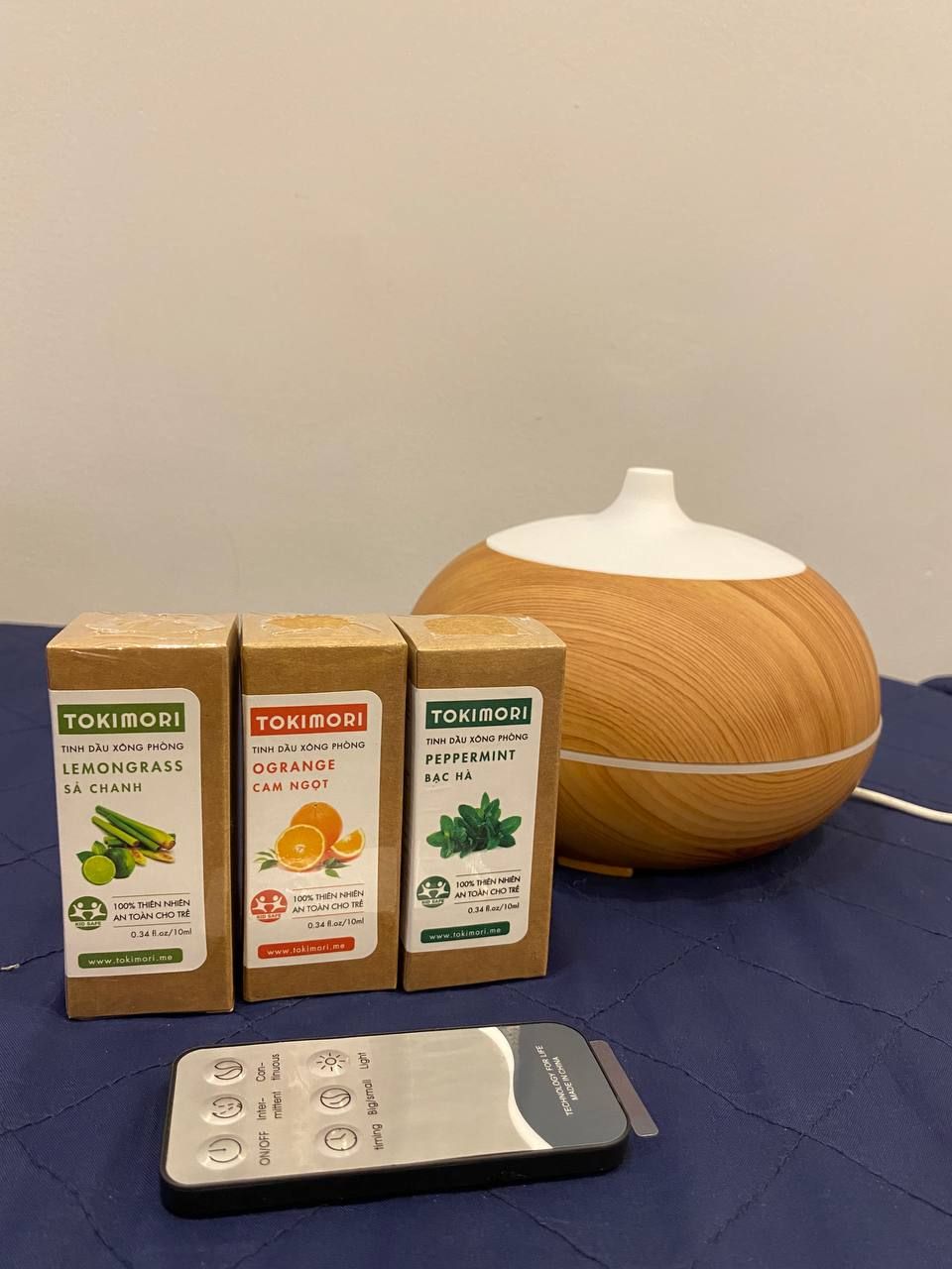 Ban đầu chỉ tính mua máy xông nhưng thấy bộ đèn đốt cũng xinh nên mua cả 2. Máy xông hình trái bí xinh xẻo và đặc biệt là được tặng 3 chai tinh dầu quá là oki luôn