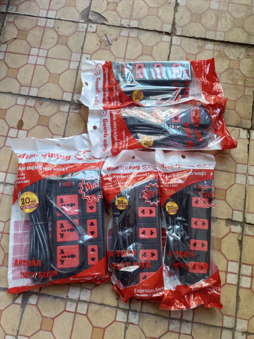 gửi tiền có kỳ hạn được các ngân hàng quy định riêng, ấn định ngay từ thời điểm mở sổ tiết kiệm và kéo dài cho đến cuối kỳ hạn.

Cách tính lãi suất gửi tiền tiết kiệm có kỳ hạn

Thông thường, các ngân hàng thường định giá trước mức lãi suất hàng năm đối với tiền gửi có kỳ hạn.

Ví dụ, tháng 6.2022, lãi suất tiền gửi kỳ hạn 3 tháng tại Ngân hàng SCB là 4%. Nếu bạn gửi 50 triệu, thì tổng lãi suất tiền gửi có kỳ hạn 3 tháng trên sẽ là: 50.*** x 4%/12 x 3 = 5*** đồng.