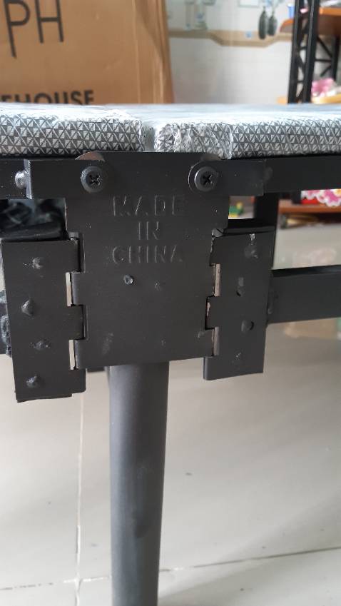 Gọng sắt rất mỏng nên bị móp trong lúc vận chuyển, phần lót nệm quá mỏng, có như không. Chất lượng ko tương xứng với giá tiền. Mọi người nên cân nhắc khi mua. Nhân viên giao hàng thì ok. Gọng sắt rất mỏng nên bị móp trong lúc vận chuyển, phần lót nệm quá mỏng, có như không. Chất lượng ko tương xứng với giá tiền. Mọi người nên cân nhắc khi mua. Nhân viên giao hàng thì ok.