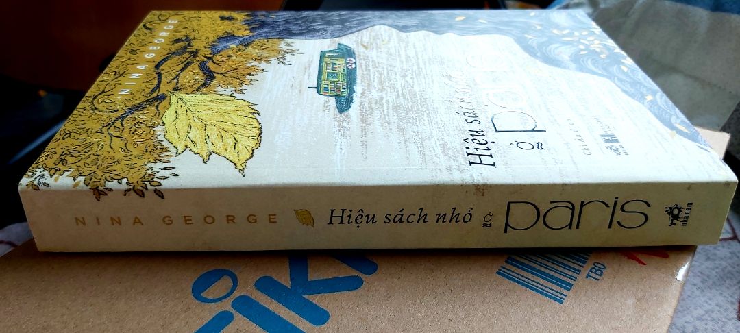 Jean Perdu, chủ một hiệu sách nhỏ ở Paris mang tên Hiệu thuốc văn chương, có biệt tài lắng nghe người khác. Ông bán sách cho độc giả như kê đơn thuốc cho tâm hồn họ. Ông sống bình dị và lặng lẽ, cho đến một ngày một sự tình cờ buộc ông phải xới lên quá khứ sâu thẳm đã chôn vùi hai mươi năm trời, để rồi dấn thân vào một hành trình đầy bi thương … “ Nếu bạn đang muốn bị mê hoặc đến quên cả. Sự đời trong vòng vài giờ đồng hồ, hãy ngồi xuống và đọc cuốn tiểu thuyết thông minh và hấp dẫn này."