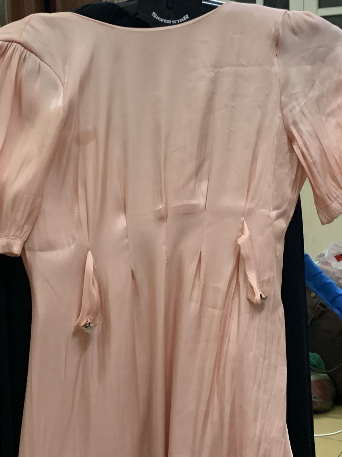 Hơi mạnh, ủi quần áo rất thẳng, tiện dụng. Điểm yếu là máy to có mùi rất nặng. Không biết máy có mùi nên mình ráp trong phòng ngủ, đến hôm nay 3 ngày rồi phòng vẫn còn mùi