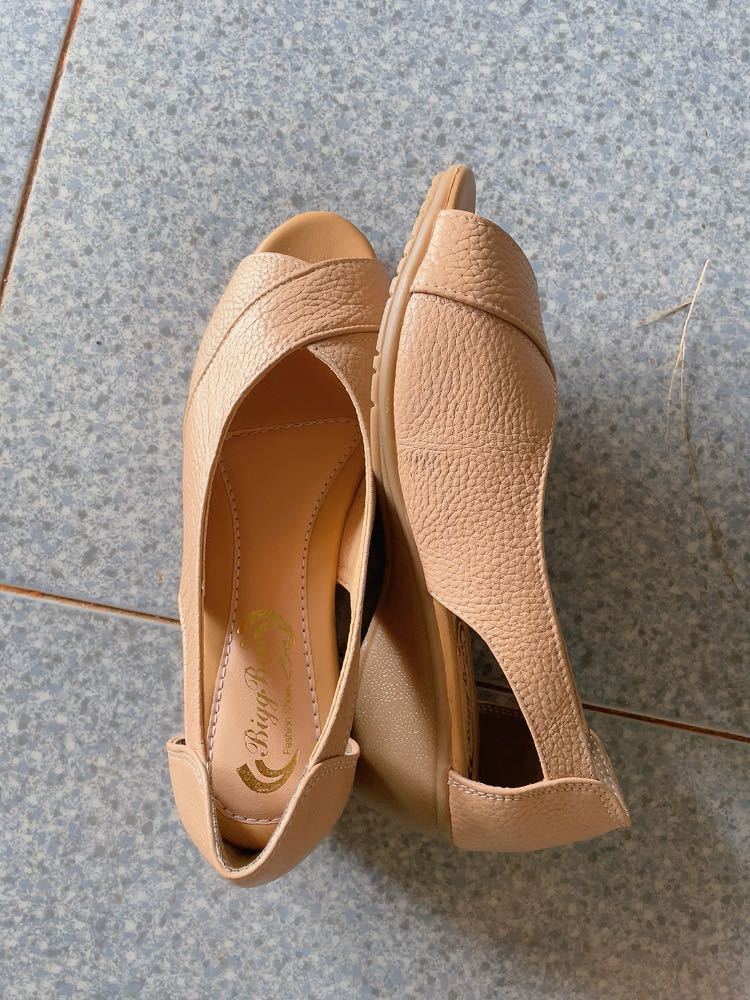 Giày đẹp, đi êm chân, cửa hàng tư vấn nhiệt tình, tuy nhiên bữa ko coi hết danh sách nên lại thích mẫu khác, sẽ quay lại ủng hộ shop.