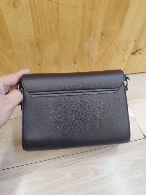 Túi đẹp lắm ạ ! Màu đen rất dễ phối đồ.. chất da rất mền .và đường chỉ may rất chắc chắn nữa ..thank shop nhìu ..