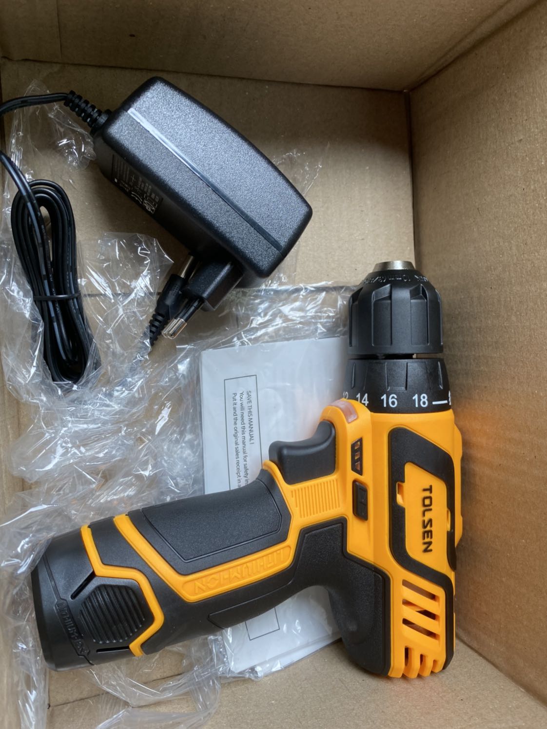 Đóng gói cẩn thận, khoan nhìn sơ bộ khá ok, khoẻ, cầm đầm tay, độ bền thì phải dùng một thời gian mới biết được. Nói chung là ok trong tầm tiền!