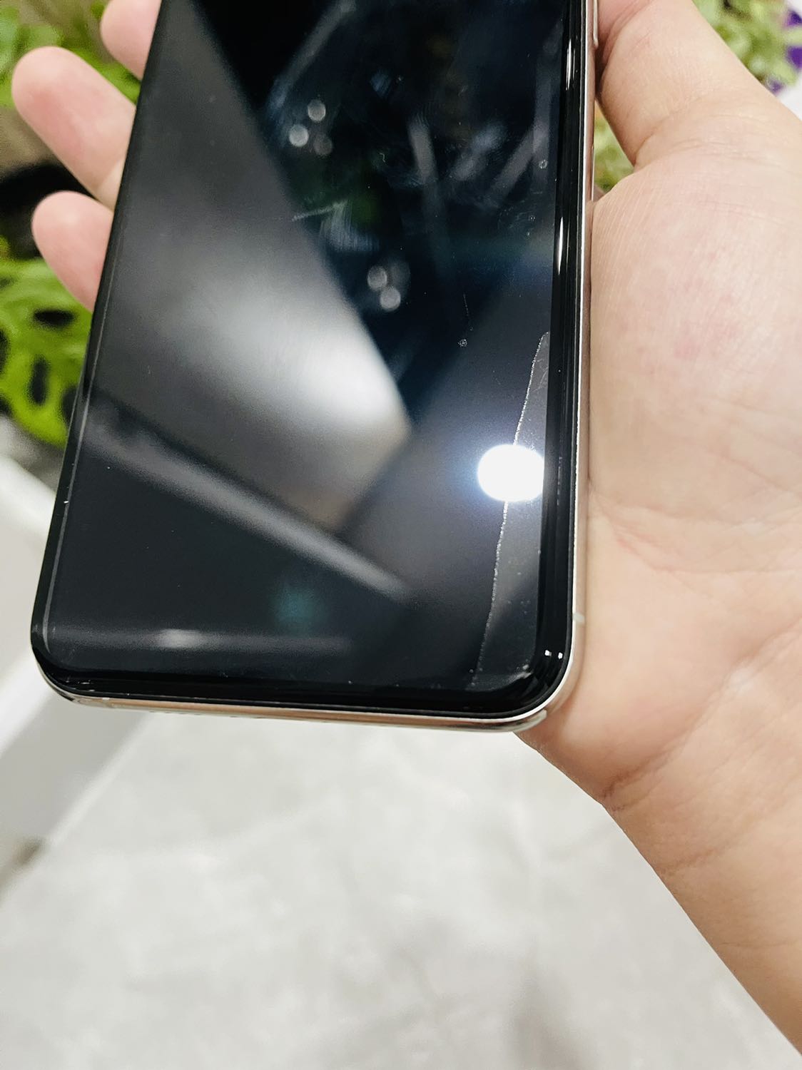 Giao hàng bao bên ngoài cũ bụi dơ gớm ghiếc. 
Đây không phải là lần đầu tiên tôi dán điện thoại , tôi dán cả chục điện thoại rồi , mà lần đầu tiên gặp phải tình trạng như vậy. 
Miếng dán rất dơ và bụi bẩn
Như vậy mà cũng giao được cho khách là cũng bái phục thật