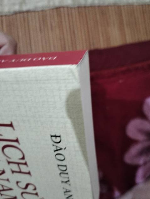 Sách bị một số lỗi nhỏ như nhoè mực, góc sách hơi ấy nhưng nội dung thật sự chất lượng, mong shop về sau có thể thêm lớp chống sốc dày hơn