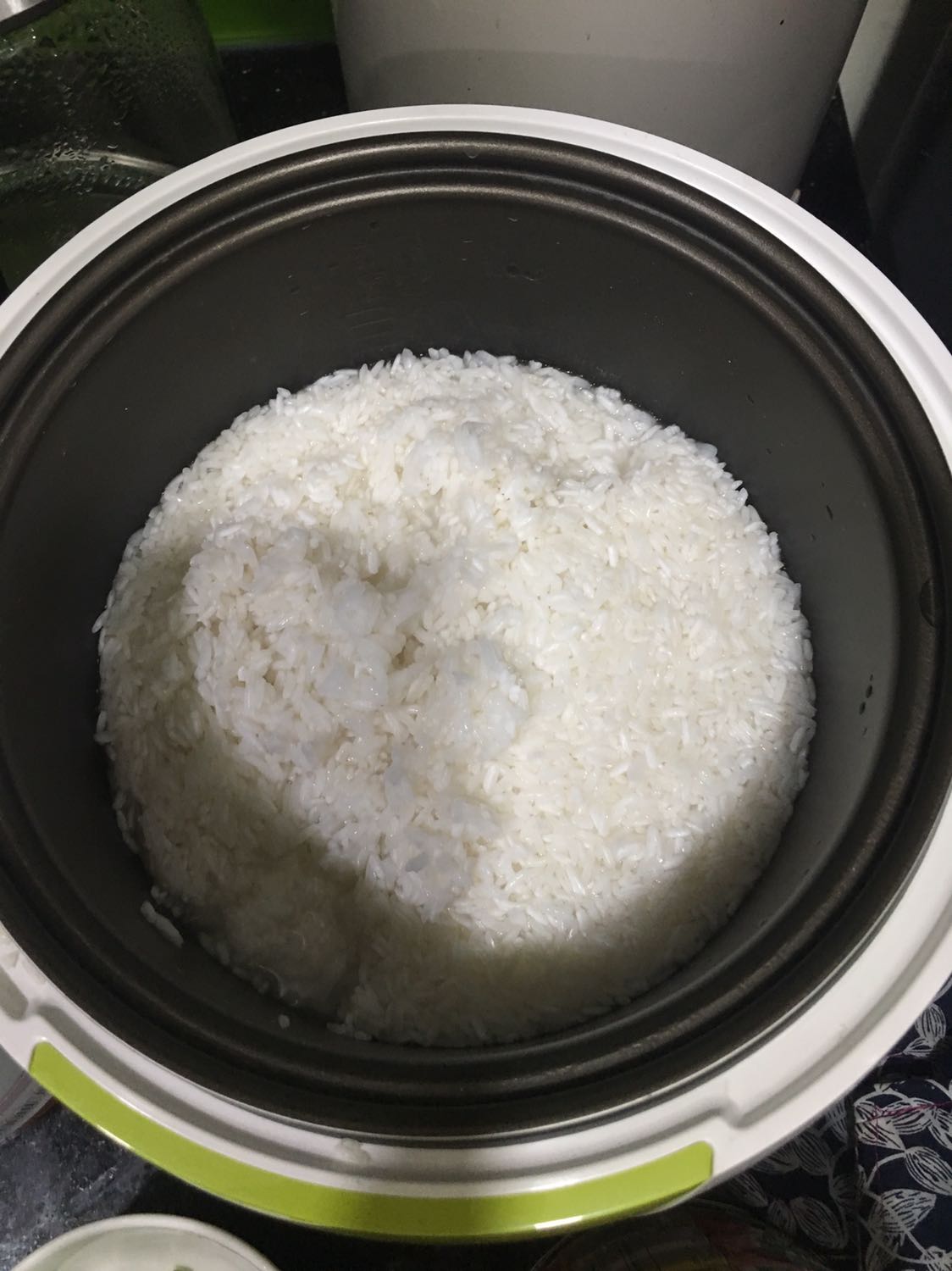 Từ ngày mình mua đến nay nấu chưa quá 5 lần: lần 1 nấu bình thường vì mình nấu có 1 nấm gạo đủ 1 chén cơm cho 1 người ăn, các lần sau nấu cơm sượng nữa sống nữa chín, quê nhất là khi khách đến nhà nấu ra nồi cơm sống nhăn vì khoing đủ hơi. Buồn thiệt, mua nồi đăc tiền mà chất lượng thua xa hàng Trung Quốc ngoài chợ. Một tuần mình nấu 1 lần, có tuần ăn tiệm không dùng nồi. Dậy mà hôm qua nấu lại thì bị dầy nè. Đợi phản hồi, chính sách cũng như câu trả lời thoả đáng từ Tiki và nhà cung cấp.