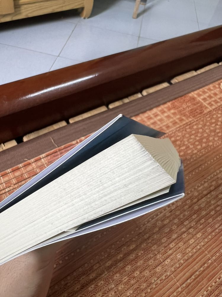 Sách bị bẩn ở đầu, gáy hơi lệch, trang sách bị lỗi