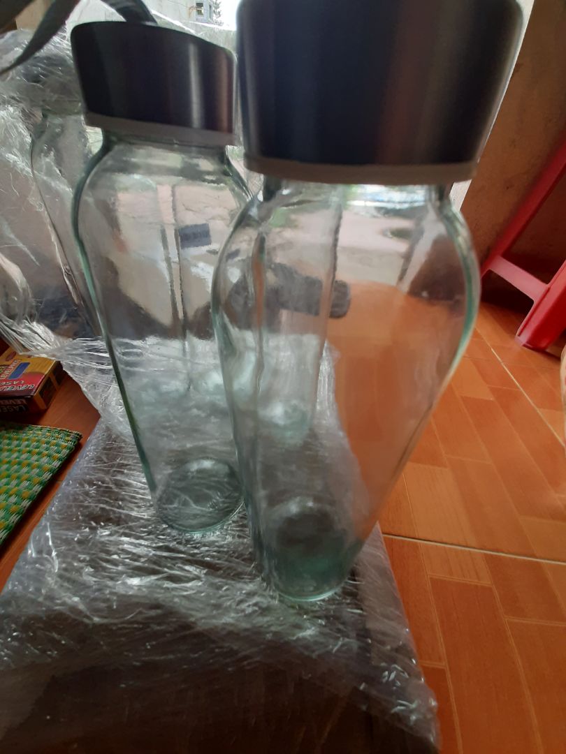 mình lấy 15 bình thủy tinh, mở ra yên tâm ko bị va đập vỡ chiếc nào, bình dầy và đẹp, nói chung sảm phẩm tốt so với giá, thanhks shop và tiki...