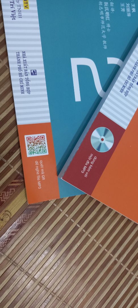 Phải nói sao nhỉ. Mình rất hài lòng về nội dung sách và vc giao hàng nhanh của Tiki nhưng ko chấp nhận được cách gói hàng của Tiki.
Mình có đặt full sgk và bt từ hsk1 đến hết hsk 4 và đc Tiki chia làm 2 gói hàng do sách ở 2 khó khác nhau. Đơn thứ nhất là sgk hsk3 và đơn t2 là các quyển còn lại. 
Mở đơn t1 ra thì mình phát hiện sách của mình đc bọc một lớp màng bọc n màng bọc thực phẩm. Nhưng sách cũng ko móp méo j nên mình cũng bỏ qua.
Nhưng đơn t2 đã khiến mình cực kì khó chịu. 7 trên 8 quyển sách của mình đều bị quăn góc, móp méo và ko đc bảo hộ bằng bất khì giấy gói nào. 
Đây không phải lần đầu tiên mình đánh giá về vấn đề gói hàng của Tiki. Những đơn hàng trc của mình chỉ có 1-2 quyển một đơn và giá trị cũng không quá cao nên mình cũng không quá gay gắt về vấn đề này. Nhưng lần này mình đã thực sự rất khó chịu. Mong Tiki sớm xử lí về vấn đề này sớm nhất có thể.