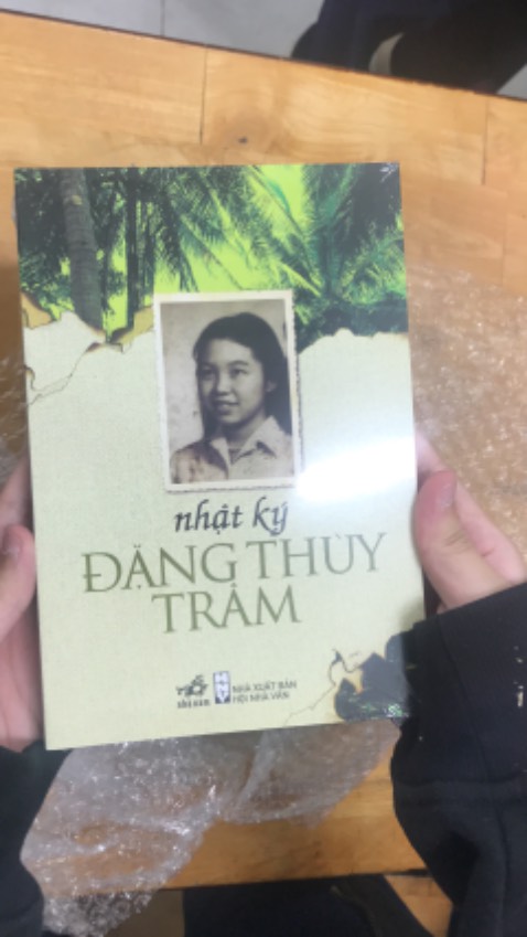 Sách đẹp, cầm chắc tay. Lúc mới nhận, sách được bọc seal rất đẹp và chắc chắn.