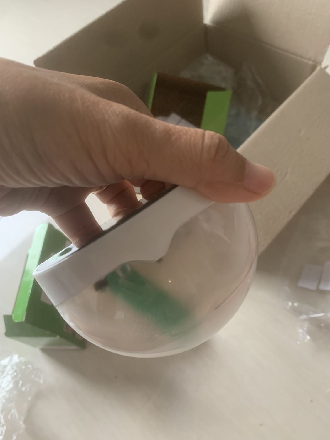 bóng đèn đã bị khui seal, vỡ nứt 2 đường, xúc pin. ko có tem phụ dán ngoài như bóng khác. Mình mua 3 bóng thì 1 bóng hỏng. Nếu như còn seal và tem phụ như 2 bóng còn lại thì có thể do vận chuyển, nhưng đây là bị khui rồi, hư hỏng vẫn giao cho khách. Quá tệ so với việc mình luôn tin vào chất lượng và dịch vụ của Tiki.