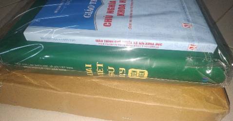 Ship rất nhanh, giao tận tay, bọc cẩn thận, còn sách thì rất sạch sẽ, còn có cả mùi sách mới nữa. Tóm lại là rất hài lòng