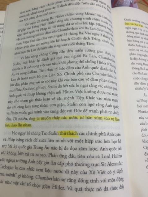 Thông tin về các sự kiện hầu hết bị bóp méo. Bản chất không bộc lộ như các cuốn lịch sử vốn có.
Cảm xúc của tác đầy hằn học nhất là với LB Xô Viết. Điều tối kỵ của các sử gia.
Các cuộc đám phán không xâm lược giữa Khối chuâ âu với Đức là "tìm kiếm hòa bình và sự toàn vẹn quốc gia" còn hiệp ước không xâm lược Xô Đức thì bị tác giả này cho rằng: "phân chia lãnh thổ, tìm kiếm lợi ích quốc gia - xâm hại quốc gia khác"
Các bạn cần cân nhắc mua cuốn này nếu mong muốn thực sự là 1 sách về lịch sử thế chiến hai
Khâu kiểm duyệt rất nhiều sạn
Thẳng luôn là phí tiền