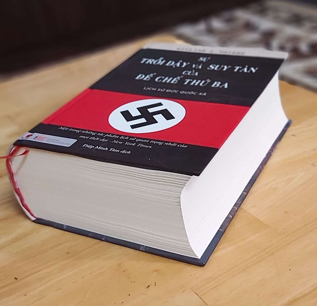 "William L. Shirer đã có cơ hội được quan sát, tường thuật cuộc sống của Đức Quốc xã từ năm 1925 khi làm một phóng viên tác nghiệp ở đây, cùng với đó ông còn được tiếp cận các nhà lãnh đạo Đức Quốc xã hàng đầu. Sau chiến tranh, ông tham dự các phiên tòa xử tội phạm chiến tranh. Ông đã bỏ ra 5 năm rưỡi để rà soát từng đống tài liệu. Từ những nguồn này và cũng từ thông tin tự thu thập ở Đức và Châu Âu trong hơn 4 thập kỷ, ông đã tổng hợp nên một thiên sử liệu của một trong những thời kỳ hãi hùng nhất trong lịch sử nhân loại. Từ khi được xuất bản năm 1960, nghiên cứu bất hủ của William L. Shirer về để chế của Hitler đã được ca ngợi rộng khắp như một hồ sơ cuối cùng về những thời khắc đen tối của thế kỷ XX. Cùng với hàng triệu bán in được phát hành trên toàn cầu, nó sự là một Công trình đầy sức sống và có giá trị bền lâu."