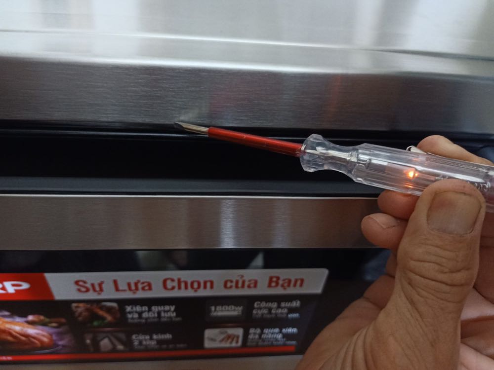 thùng thì ok, xong gắn điện vào bị rò điện shop ơi!? Giờ không dám sử dụng, shop xử lý đơn này giúp nha, vì chức năng chat với shop ko hoạt động nên mình nhắn lên đây. Nhờ shops xử lý giúp