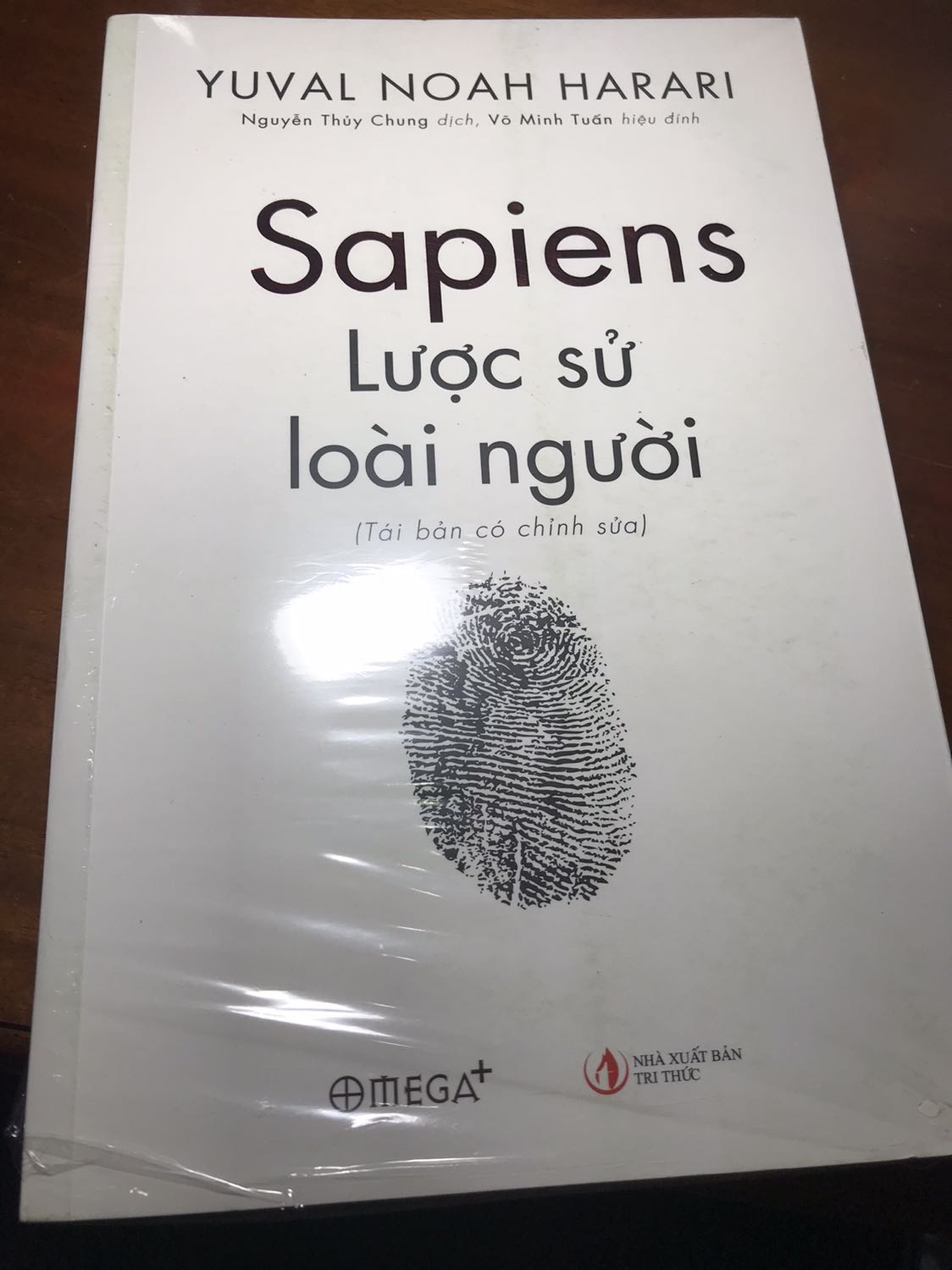 Điều mình cảm thấy thích là sách được giao đến rất cẩn thận tuy nhiên sau khi cầm cuốn sách lên thì phát hiện phần dưới đáy chưa được bọc kĩ càng lắm. Ngoài ra sách còn có những vết dơ trên sách làm mất tính thẩm mĩ của sách nên đây là điểm trừ rất lớn đối với mình cho dù đã đọc vài bài đánh giá sản phẩm trước về nhà phát hành fahasa ?