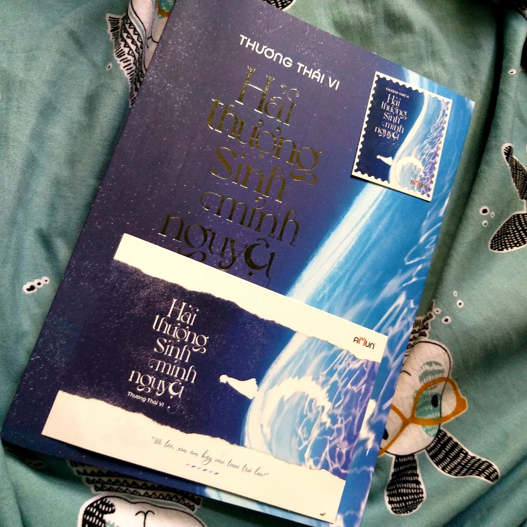Mình luôn đánh giá 5 sao với tất cả những món hàng mà mình đã mua trên mạng coi như là lời cảm ơn với người bán và cả đơn vị vận chuyển. Sách thì thật sự đẹp, nội dung khá hay, nhưng gói hàng hơi sơ sài. Cụ thể, Tiki chỉ bỏ sách vào 1 cái hộp giấy rồi giao đi khiến sách dễ bị móp méo và bám bụi. Mình chân thành mong Tiki cho sách vào 1 cái bọc rồi hẳn bỏ vào hộp giấy để tránh tình trạng bị bám bụi và hạn chế bị móp méo sách trong quá trình vận chuyển. Xin cảm ơn vì đã đọc hết!