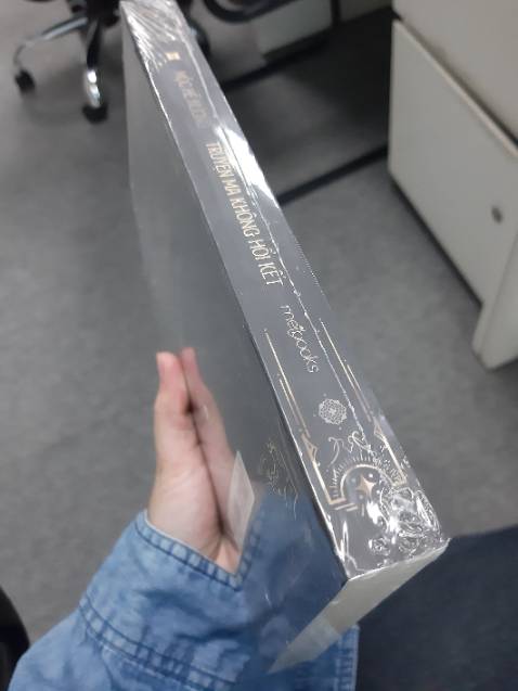 Chiết khấu cao; Sách nguyên vẹn, có vài lỗi móp nhỏ nhưng không đáng kể; Cần cải thiện cách đóng gói phù hợp và chắc chắn hơn