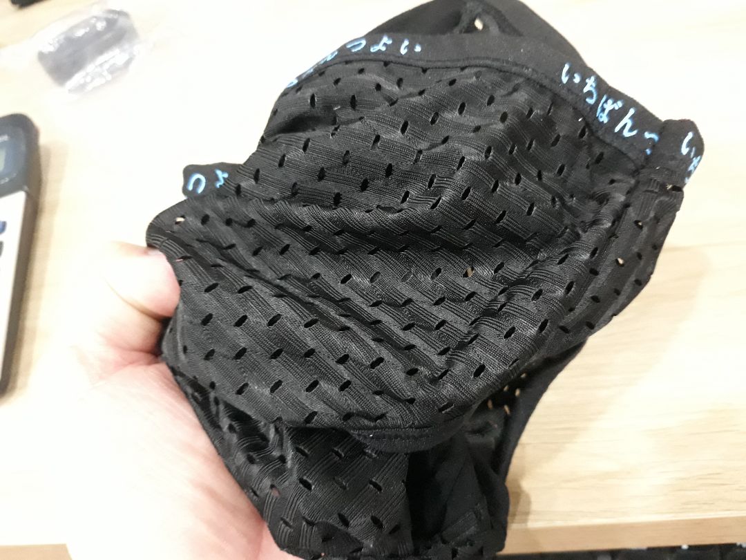 Quần nhận đc màu rất hài lòng, chất liệu và kiểu dáng đều ok, dù đã chọn tăng 1 size so với tiêu chuẩn nhưng vẫn bị chật, trong khi loại khác cũng size này thì ok, có ướm thử thì thấy loại này chiều từ đáy quần đến đai quần ngắn hơn, nên khi mặc khá chật, mình 68kg chắc phải XXL mới ổn, Mua XL vẫn k ổn, dù sao cũng cho shop 5* về chất liệu và giao hàng