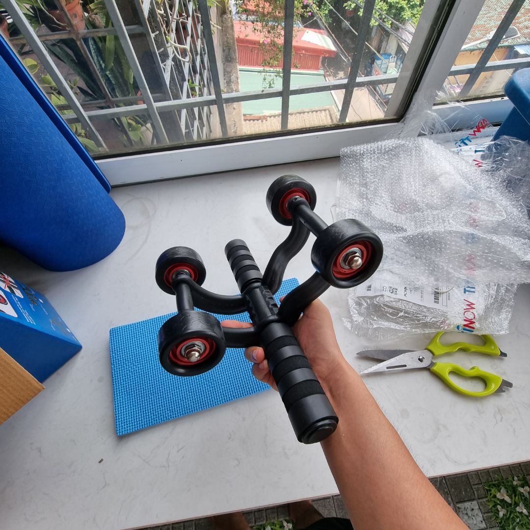 hộp đóng khá kỹ sản phẩm mới, đối với các bạn từ 80.90kg thì ok, hơn thì nên chuyển con lăn 1 bánh vì con lăn 4 bánh này tải chịu của nó nhìn hơi mỏng manh