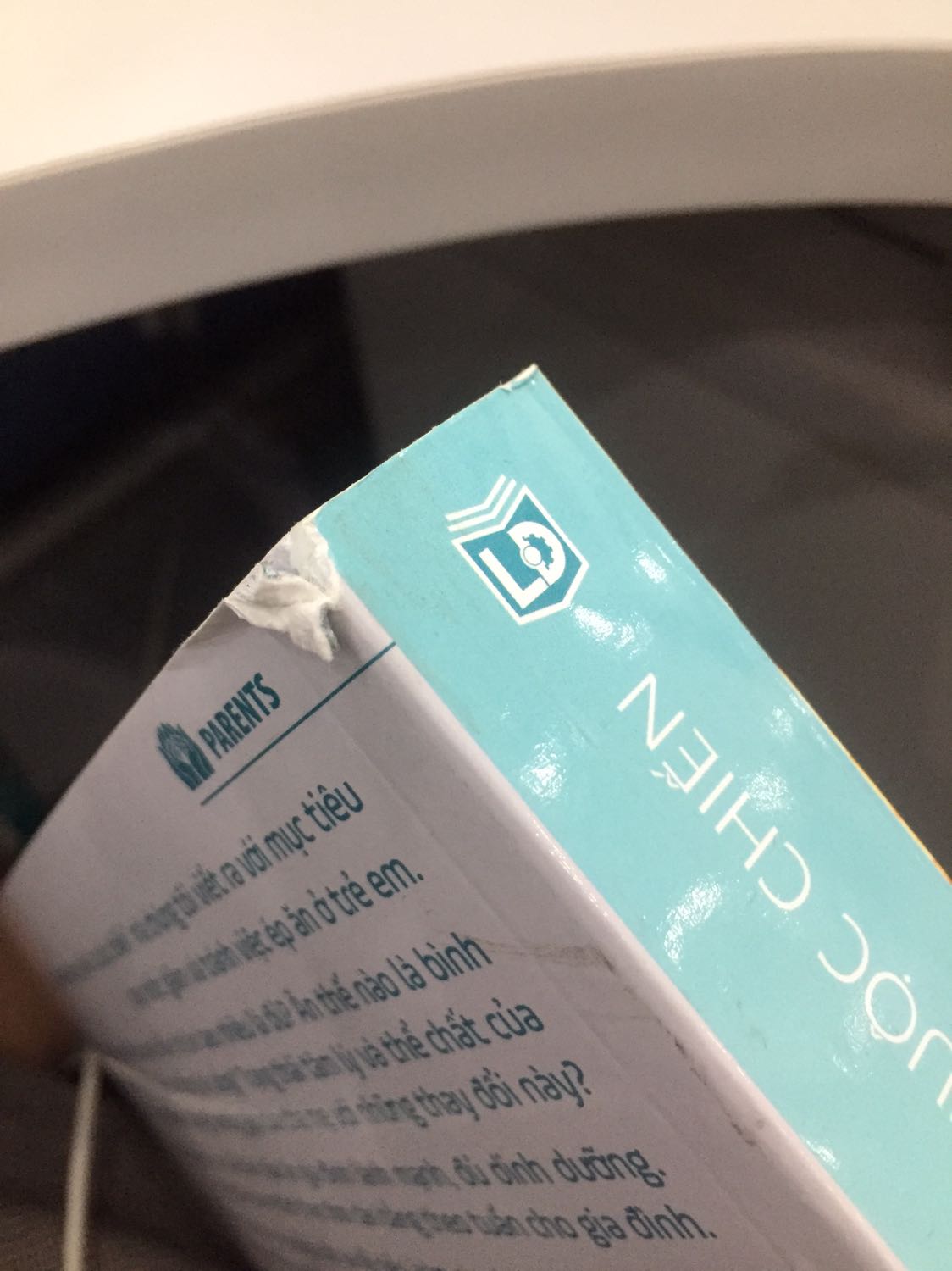 Mình chưa đọc nội dung sách nên không rõ thế nào, hy vọng đây sẽ là cuốn từ điển giúp mình cùng con đi qua giai đoạn ăn dặm vui vẻ. 
Thời gian giao hàng siêu nhanh, mình order về huyện mà hôm trước đặt hôm sau có sách rồi, đóng gói chắc chắn, mà k hiểu sao gáy sách bị thế. K có book care đâu ạ