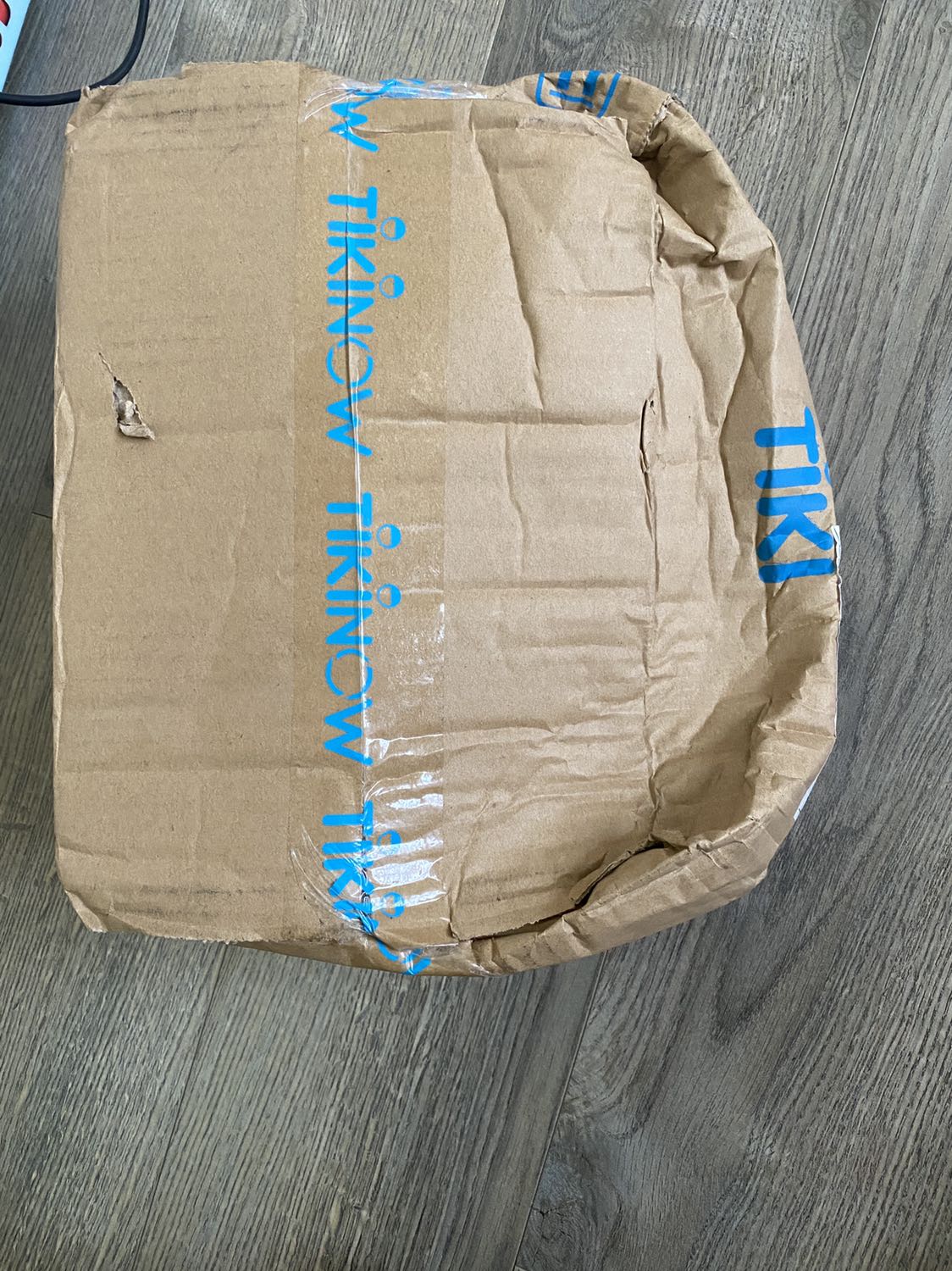 Chất lượng cafe và rất tốt. Nhưng gần đây đối tác giao hàng của tiki rất tệ. Lúc  cuối tháng 8/21 tôi đặt cf mà tới cuối tháng10/21 mới giao hàng ,tình trạnh hộp nát bét . Lần này thì cũng móp méo , nhìn rất bực bội . Là người thường xuyên mua hàng trên tiki tôi hi vọng tình trạng của bên giao hàng cần cải thiện.