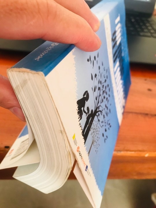 Thực sự rất không hài lòng khi nhận được 2 cuốn sách này từ Tiki, sách này dường như đã được sử dụn (một cuốn giấy kém chất lượng), giấy quá đen và cũ, bìa bị gãy, rách, trên giấy còn vài chỗ bị bẩn. Tôi đề nghị Tiki đổi lại sách khác cho tôi. Đã mua nhiều lần của Tiki, nhưng những lỗi nhỏ thì ko sao, nhưng thực sự quyển này quá khiến tôi thất vọng về việc chọn đồ giao hàng cho khách của Tiki. Đề nghị Tiki giải quyết sớm và gửi sách mới đổi lại cho tôi.