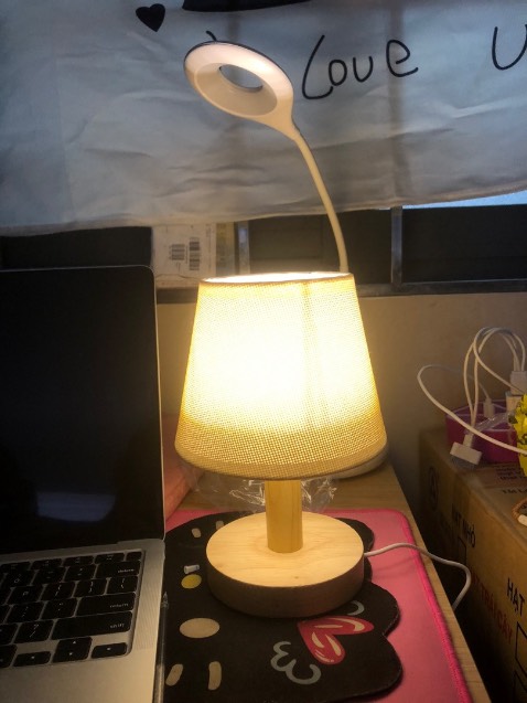 Đèn đẹp, nhỏ xinh, cắm bằng cổng sạc usb tiện lợi lắm ạ. Đã thế shop còn rất nhiệt tình, giao nhanh, đóng gói cẩn thận