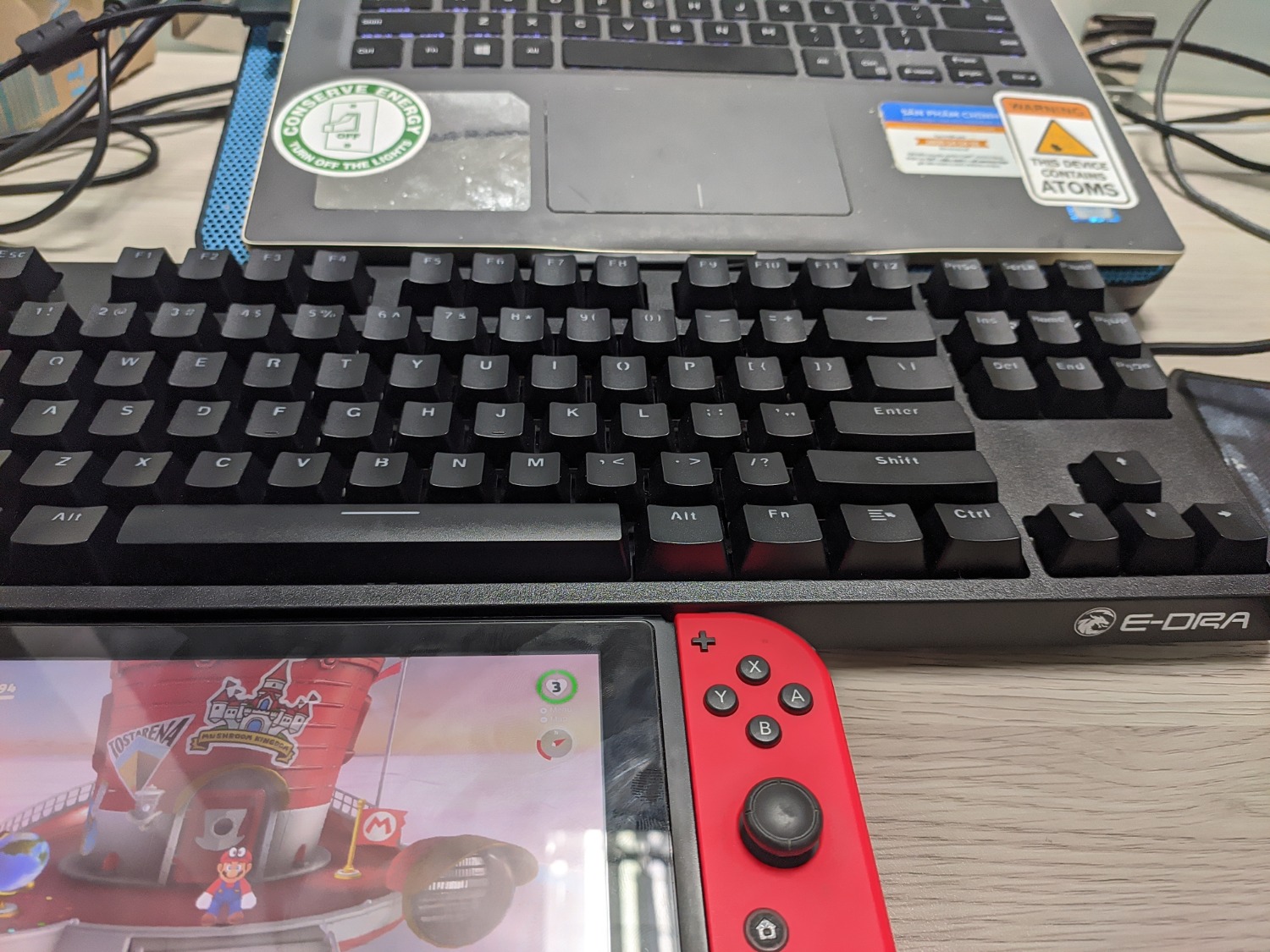 chất lượng phím gõ nhẹ, êm. bàn phím khá ngon, bổ rẻ trong cùng phân khúc giá. phần build thân bàn phím rất cứng cáp, không ọp ẹp như những bàn phím khác.